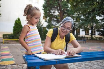 La relación de nietos y abuelos fortalece los lazos familiares, ya que el sentimiento de agradecimiento y el vínculo afectivo se ven reforzados. 