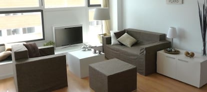 Una habitación vacía en la que Lúmina Home Staging ha colocado muebles de cartón forrados con tonos neutros para atraer el interés del potencial comprador.