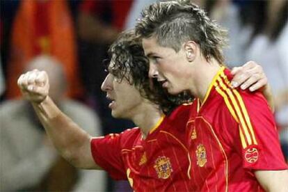 Fernando Torres celebra su gol junto a Carles Puyol.