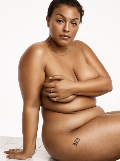 Glossier, la firma de belleza más aclamada y deseada por las estadounidenses, lanzó el pasado mes de septiembre una potente campaña. Bajo el título 'Body Hero' la marca defendió todo tipo de cuerpos incluyengo las curvas de Paloma Elsesser (en la imagen).

 