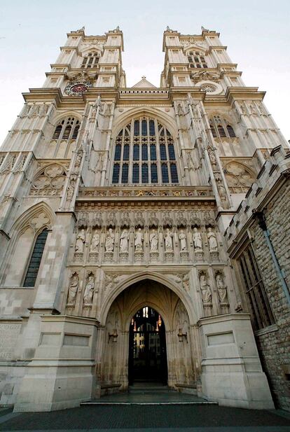 Una fotografía de archivo fechada el 08 de abril de 2002 que muestra la puerta oeste de la Abadía de Westminster de Londres. La boda del príncipe Guillermo de Inglaterra y su prometida Kate Middleton se celebrará allí el 29 de abril de 2011