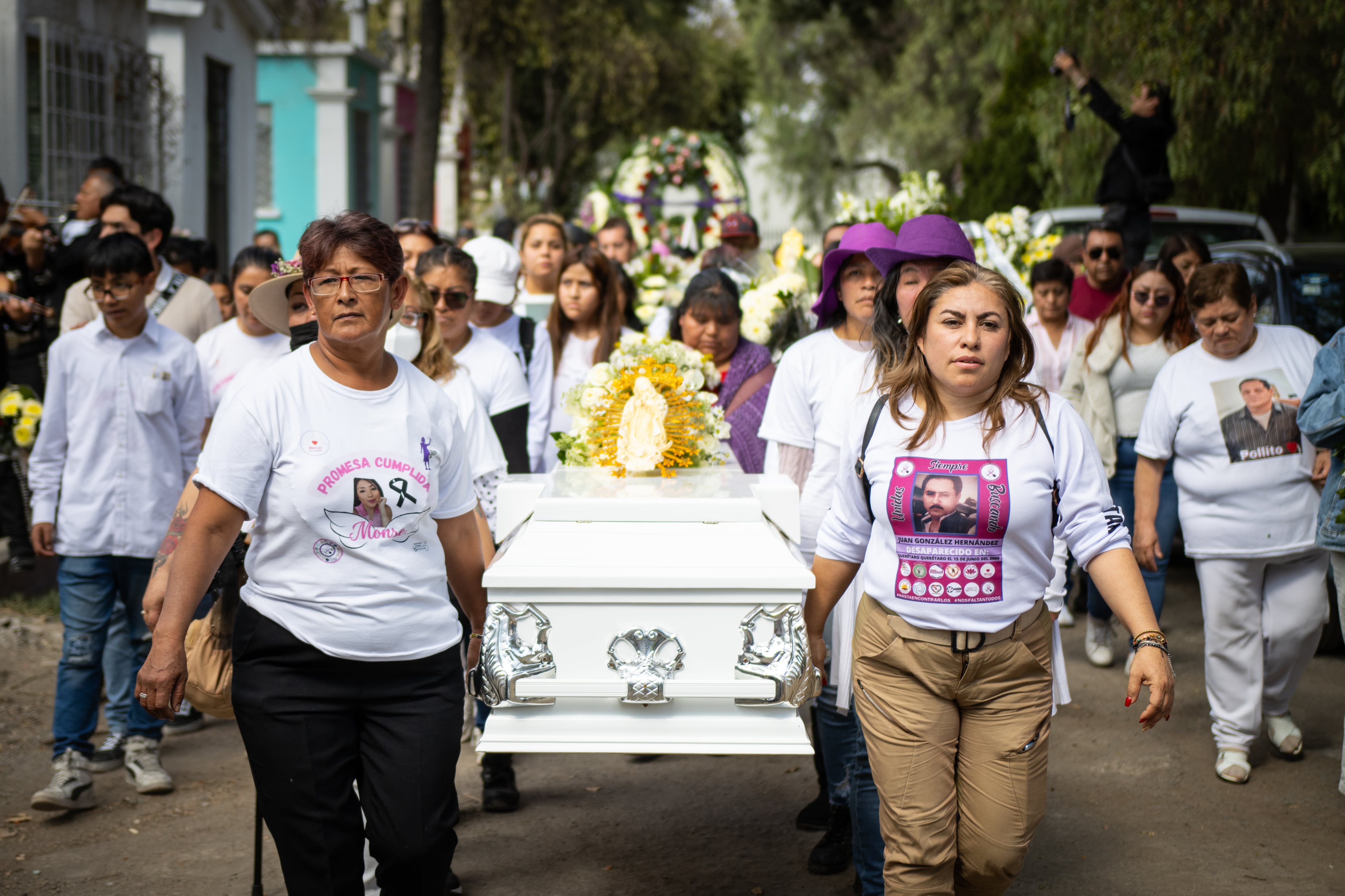 Familiares de Jael Monserrat Uribe Palmeros dan sepultura a sus restos en el Panteón Civil San Nicolas Tolentino, el 1 de febrero de 2025.