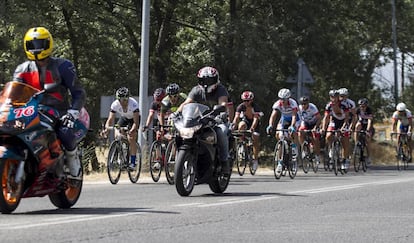 Cyclists on the M-608 road in Madrid.