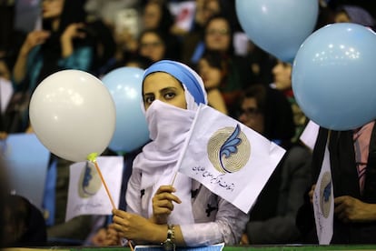 Mujeres iraníes durante un mitin del partido reformista durante la campaña electoral en Teherán, Irán.