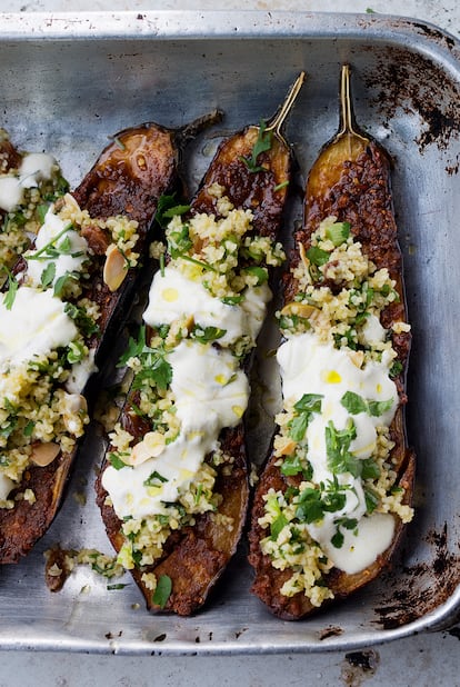 Berenjenas con chermoula, bulgur y yogur.