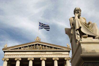 La estatua del filósofo griego Sócrates frente a la Academia de Atenas.