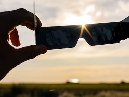 Eclipse solar a la vista: estos son los riesgos legales de convertir el balcón en un mirador de pago