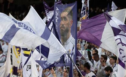 Banderas del Real Madrid son ondeadas al aire en las gradas del Santiago Bernabéu, el pasado 2 de marzo.