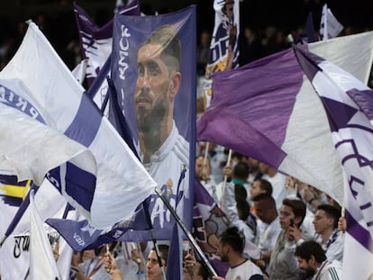 Banderas del Real Madrid son ondeadas al aire en las gradas del Santiago Bernabéu, el pasado 2 de marzo. 