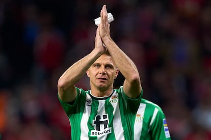 Joaquín anuncia su retirada al final de la temporada. El jugador del Real Betis Balompié hizo pública este miércoles, a través de un vídeo en sus redes sociales, su decisión de colgar las botas tras 23 temporadas en la élite. El gaditano, de 41 años, ha ganado tres Copas del Rey y, en la actualidad, es el segundo jugador con más partidos en Primera División (615), a tan solo siete de Andoni Zubizarreta. Es, además, el futbolista con más encuentros en la historia del club bético y ha vestido la camiseta de la selección española en 51 ocasiones.