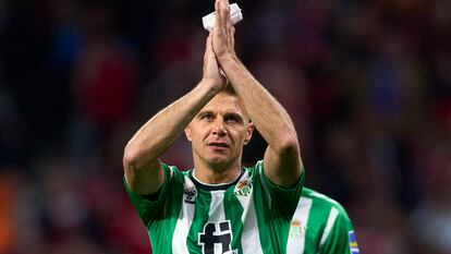 Joaquín anuncia su retirada al final de la temporada. El jugador del Real Betis Balompié hizo pública este miércoles, a través de un vídeo en sus redes sociales, su decisión de colgar las botas tras 23 temporadas en la élite. El gaditano, de 41 años, ha ganado tres Copas del Rey y, en la actualidad, es el segundo jugador con más partidos en Primera División (615), a tan solo siete de Andoni Zubizarreta. Es, además, el futbolista con más encuentros en la historia del club bético y ha vestido la camiseta de la selección española en 51 ocasiones.
