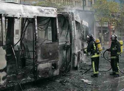Estado en que quedó el autobús que los radicales quemaron el jueves en San Sebastián.