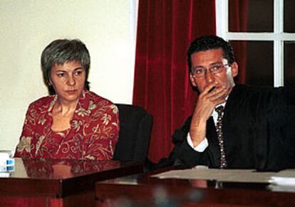 A la izquierda, Dolores Vázquez, acusada de asesinar a Rocío Wanninkhof, ayer junto a su abogado.