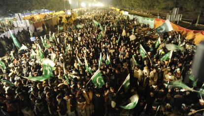 Seguidores de Quadri escuchan su discurso en Islamabad.