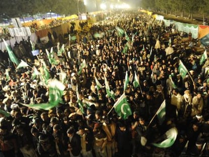 Seguidores de Quadri escuchan su discurso en Islamabad.