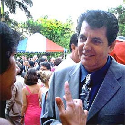 El opositor cubano Oswaldo Payá, durante la fiesta en la Embajada francesa.