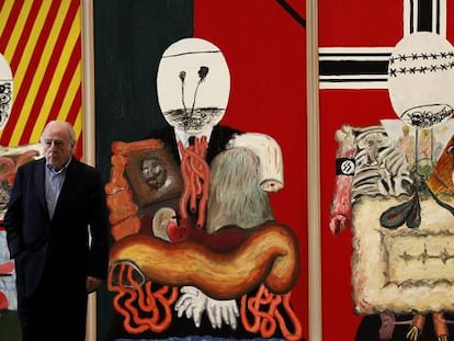 El pintor Eduardo Arroyo posa junto a su obra &#039;Los cuatro dictadores&#039;, que forma parte de la nueva secci&oacute;n de la colecci&oacute;n permanente del Museo Reina Sof&iacute;a, presentada hoy, lunes 21 de mayo, bajo el titulo &#039;&iquest;La guerra ha terminado? Arte en un mundo dividido (1945-1968)&#039;, que recorre las transformaciones art&iacute;sticas en la posguerra con obras de Francis Bacon, Philip Guston, Dar&iacute;o Villalba, Jean Tinguely, Yves Klein, Raimond Hains, Eduardo Arroyo o Val del Omar. 