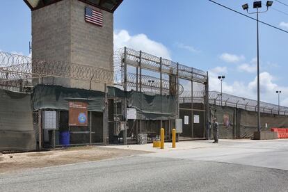 Acesso aos campos de detenção número 5 (à direita) e 6, onde é mantida a maioria dos atuais 122 presos de Guantánamo.