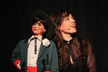 Celia Muñoz junto a su muñeco Joselito