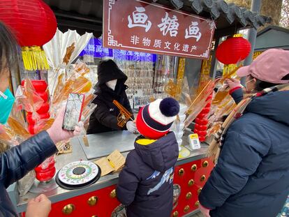 Un puesto de dulces adornado con motivo del Año Nuevo chino en Pekín,