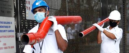 Obreros de la construcción protegidos con mascarillas en Singapur. 