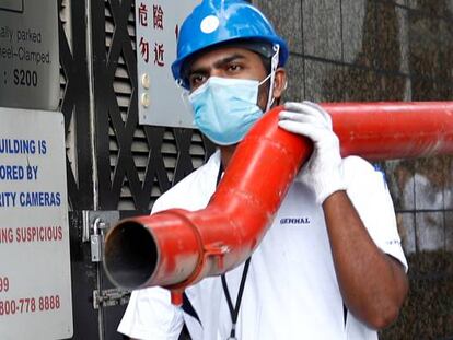 Obreros de la construcción protegidos con mascarillas en Singapur. 