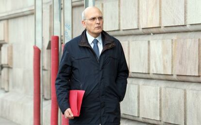 El exdirigente de Unió Vicenç Gavaldà, a su llegada a la Audiencia de Barcelona el primer del macrojuicio por el caso Pallerols, en enero de 2013.