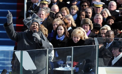 La cantante estadounidense Aretha Franklin, en la ceremonia de toma de posesión presidencial de Barack Obama, en Washington DC el 20 de enero de 2009.