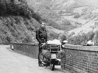 Walter Murch y su Ducati 200 Elite, en los Apeninos, durante un viaje desde Perugia a París con Matthew Robbins en 1963.