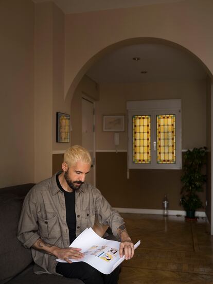 Sebastián Sastre en su casa de Lavapiés, Madrid.