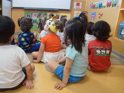 Aula de infantil de dos años en un colegio público de Valencia.