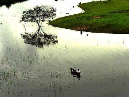 Morador local navega pelo rio Negro, afluente do rio Amazonas.