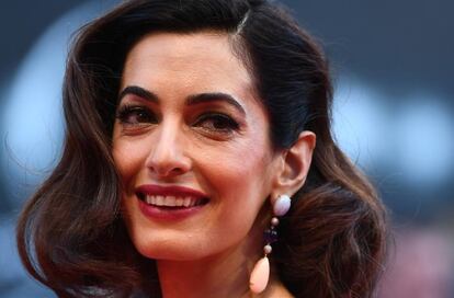 Amal Clooney en la alfombra roja del Festival de Cine de Venecia el 2 de septiembre. 