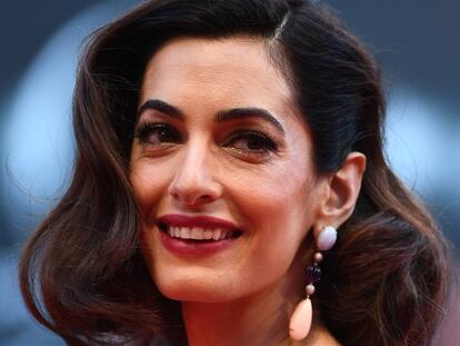 Amal Clooney en la alfombra roja del Festival de Cine de Venecia el 2 de septiembre. 