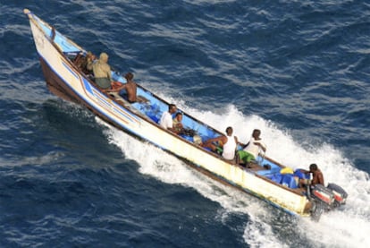 Una embarcación con supuestos piratas en aguas de Somalia, en junio de 2009.