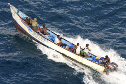 Una embarcación con supuestos piratas en aguas de Somalia, en junio de 2009.