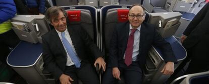 Fernando Alonso, responsable de Airbus en Espa&ntilde;a, con Luis Gallego, presidente de Iberia, esta ma&ntilde;ana en el interior de un prototipo del A350 en Madrid.