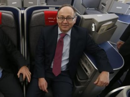 Fernando Alonso, responsable de Airbus en Espa&ntilde;a, con Luis Gallego, presidente de Iberia, esta ma&ntilde;ana en el interior de un prototipo del A350 en Madrid.