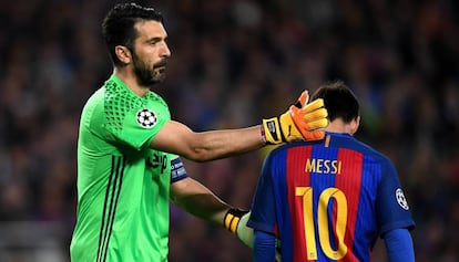 Gianluigi Buffon consuela a Lionel Messi