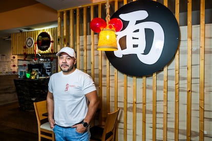 Roberth Chang, propietario del restaurante chino venezolano La Mansión del Chowfan, en el segundo establecimiento que han abierto, en Moncloa.