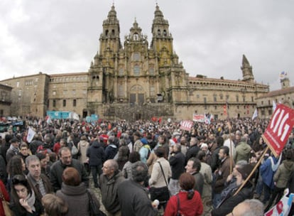 Centenares de manifestantes se han concentrado hoy en Santiago para protestar contra el nuevo de creto del gallego presentado por la Xunta.