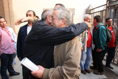 Méndez (izquierda) y Fernández Toxo se abrazan antes de la conferencia de prensa.