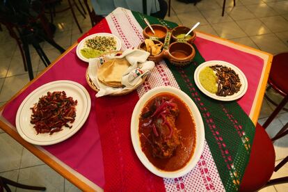 Los platos que se sirven pertenecen, principalmente, a la cocina mexica o azteca, aunque tambin han integrado elementos de otras culturas precolombinas.