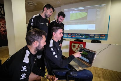 Rubén Reyes, analista del Rayo Vallecano (con el ordenador), estudia junto a su ayudante Pedro Serna (de pie, atrás), el segundo entrenador Salva Funet (en pie) y el preparador físico David Porcel (sentado) a su próximo rival, el Eibar.