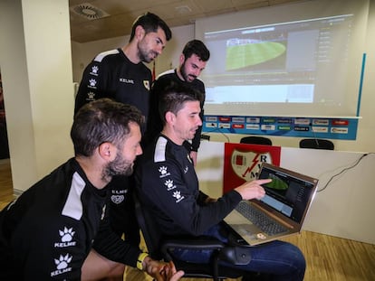 Rubén Reyes, analista del Rayo Vallecano (con el ordenador), estudia junto a su ayudante Pedro Serna (de pie, atrás), el segundo entrenador Salva Funet (en pie) y el preparador físico David Porcel (sentado) a su próximo rival, el Eibar.