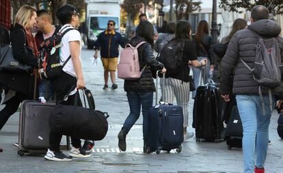 Turistas por el centro de Madrid.