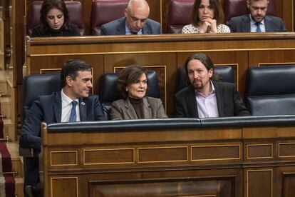 Pedro Sánchez, Carmen Calvo y Pablo Iglesias en el Congreso.