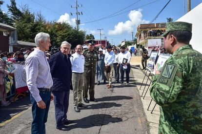 El gobernador del Estado de México, Alfredo del Mazo, y el presidente de México, Andrés Manuel López Obrador, participan en la inauguración de una sucursal del Banco del Bienestar, en el municipio de Morelos, Estado de México.