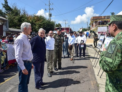 El gobernador del Estado de México, Alfredo del Mazo, y el presidente de México, Andrés Manuel López Obrador, participan en la inauguración de una sucursal del Banco del Bienestar, en el municipio de Morelos, Estado de México.