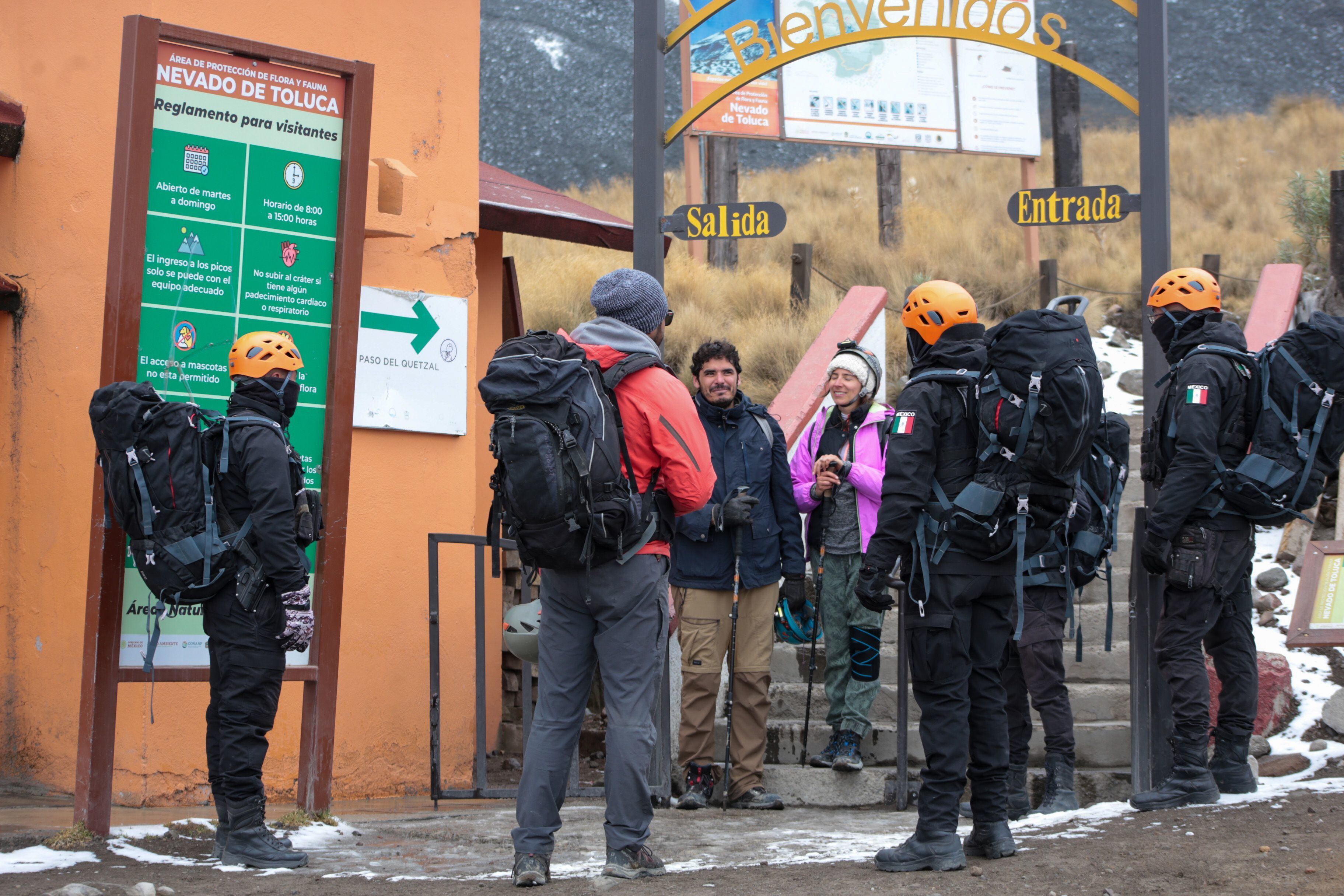 Una excursión de senderistas en el ingreso al Volcán Xinantécatl, en Toluca.